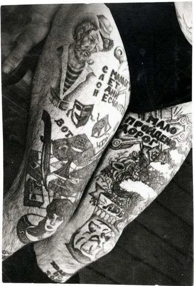 Tatuate pe piciorul lui, care este Tatuate pe piciorul lui, care este