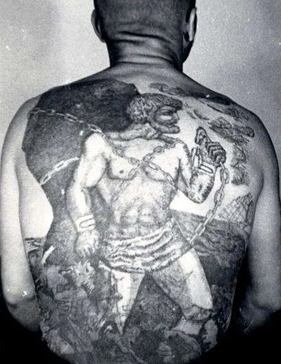 Tatuate pe piciorul lui, care este Tatuate pe piciorul lui, care este