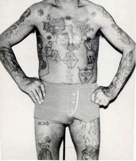 Tatuate pe piciorul lui, care este Tatuate pe piciorul lui, care este