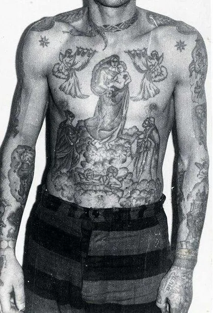 Tatuate pe piciorul lui, care este Tatuate pe piciorul lui, care este