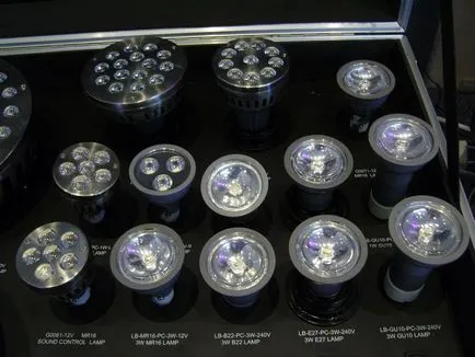 Spotlights pe plafon suspendat Spotlights pe plafon suspendat