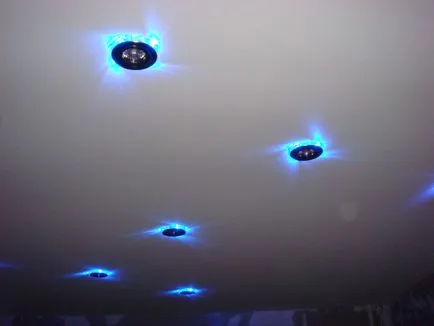Spotlights pe plafon suspendat Spotlights pe plafon suspendat