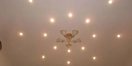 Spotlights pe plafon suspendat Spotlights pe plafon suspendat