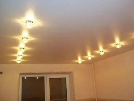 Spotlights pe plafon suspendat Spotlights pe plafon suspendat
