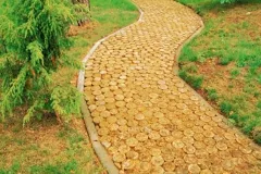 calea de grădină taie un copac
