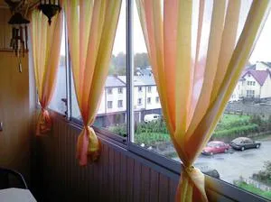 Jaluzele pentru balcoane cu mâinile lor