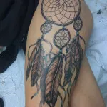 Tatuate pe piciorul lui, care este