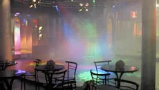 Ca o lampă într-un club