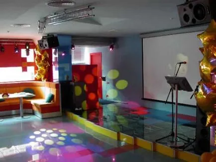 Ca o lampă într-un club
