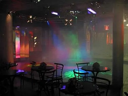 Ca o lampă într-un club