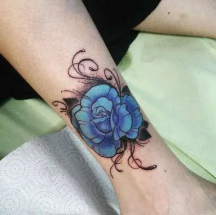 Tatuate pe piciorul lui, care este