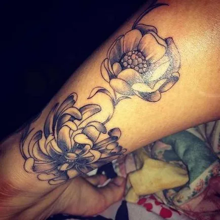 Tatuate pe piciorul lui, care este