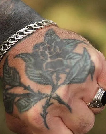 Tatuate pe piciorul lui, care este