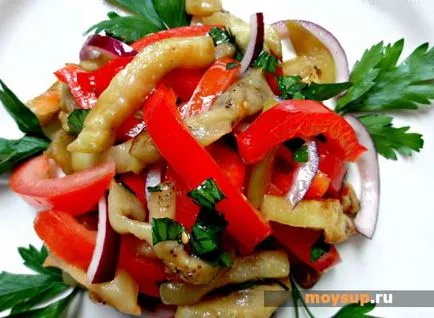 O salata delicioasa cu vinete, roșii și usturoi