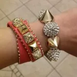 Bratara cu știfturi și brățări cu țepi, cu mâinile lor