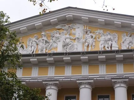 Care este definiția arhitecturii fronton și descrierea
