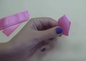 Flori de panglici de satin, cu mâinile lor, cu exemple de microni (video) (benzi) Flori de panglici de satin, cu mâinile lor, cu exemple de microni (video)