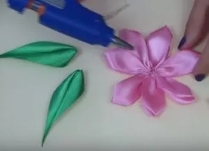 Flori de panglici de satin, cu mâinile lor, cu exemple de microni (video) (arme) Flori de panglici de satin, cu mâinile lor, cu exemple de microni (video)