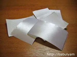Flori de panglici de satin dirigintă folosind fâșii subțiri
