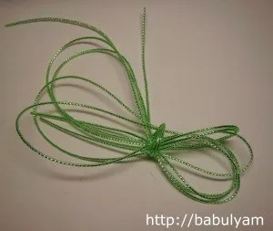 Flori de panglici de satin dirigintă folosind fâșii subțiri