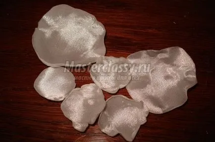 Flori de panglici de satin dirigintă folosind fâșii subțiri