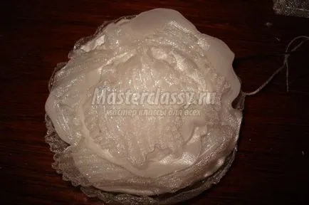 Flori de panglici de satin dirigintă folosind fâșii subțiri