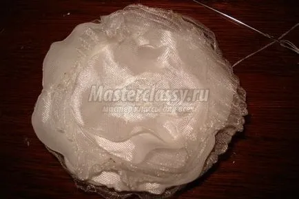 Flori de panglici de satin dirigintă folosind fâșii subțiri