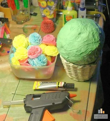 Flori din servetele cu mâinile lor, o clasă de master pe crearea unui vdnt buchet (creație) Flori din servetele cu mâinile lor, o clasă de master despre crearea unui buchet vdnt