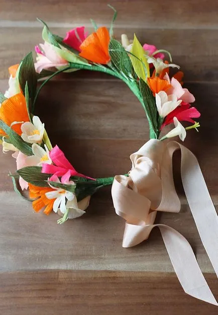 Florile din carton ondulat, cu ateliere de mâini și sfaturi