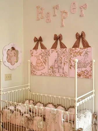 fată cu decor său cameră mâini