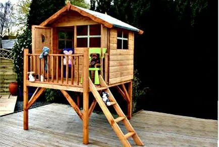 Casa din lemn pentru copilul cu mâinile sale desene, fotografii
