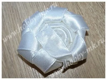A face un trandafir simplu și elegant din benzi - u (kanzashi floare) A face un trandafir simplu și elegant din benzi - u