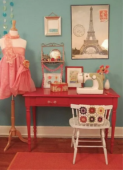 fată cu decor său cameră mâini
