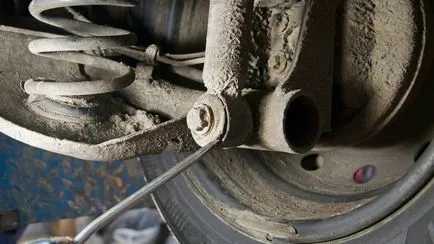 Diagnosticul șasiul vehiculului similar este realizat pentru a face (roata) Diagnosticare de parti mobile a vehiculului are loc atât în modul de a face cel mai mult