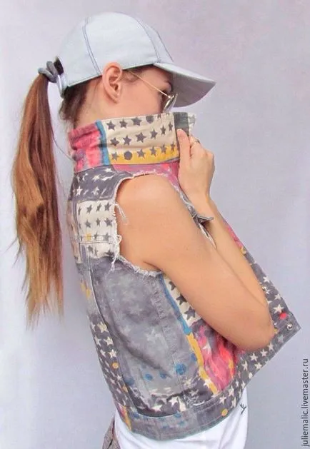 vesta din denim cu mâinile ideile sale foto Sea