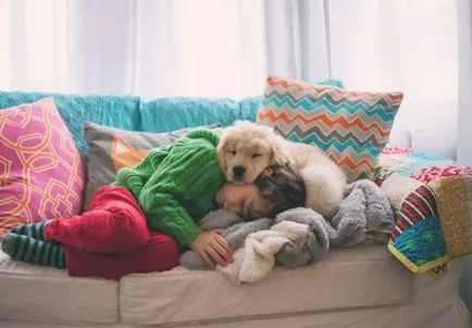 Acești copii siguri că câinele este mai bine decât orice perne! Acești copii siguri că câinele este mai bine decât orice perne!