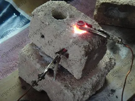 creuzet de grafit cu mâinile lor