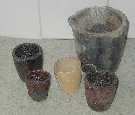 creuzet de grafit cu mâinile lor