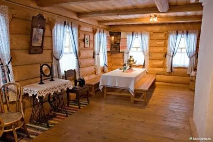 Interior rustic cu o sobă, o fotografie living, bucatarie Interior rustic cu o sobă, o fotografie living, bucatarie