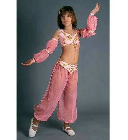 Efectuarea costum oriental pentru fete cu mâinile lor în detaliu (fete) Efectuarea costum oriental pentru fete cu detalii mâinile lor