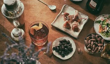 Cum și cu ce să bea Martini Bianco, Rosso, Dry Extra și Rosato (un cocktail pahar rece) Cum și cu ce să bea Martini Bianco, Rosso, Dry Extra și Rosato