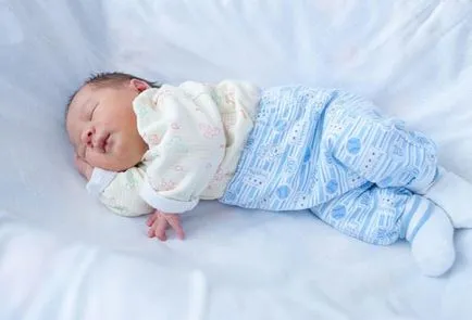 Cum să poarte un nou-născut la domiciliu în zilele calde și reci