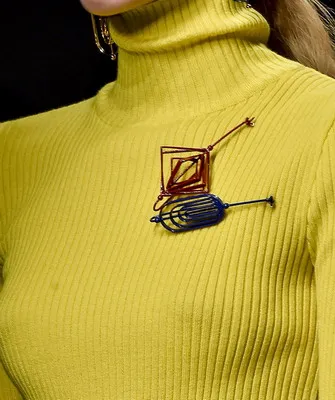 Cum de a purta o broșă pe combinatii ei rochie, sacoul, paltonul și fotografie broșele de îmbrăcăminte