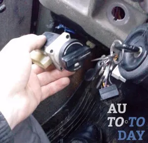 Pe măsură ce motorul funcționează butonul de pornire (start) Cum motorul butonul de pornire