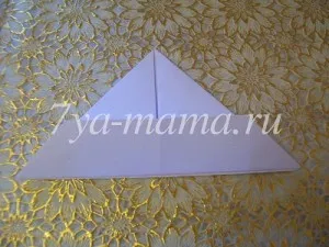 Cum de a face o barcă din hârtie cu mâinile în etape, familia și mama (făcând barca din hârtie) Cum de a face o barcă din hârtie cu mâinile în etape, familia și mama