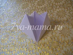 Cum de a face o barcă din hârtie cu mâinile în etape, familia și mama (făcând barca din hârtie) Cum de a face o barcă din hârtie cu mâinile în etape, familia și mama