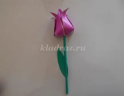 Cum sa faci o lalea dintr-o lucrare cu mâinile în etape pentru copii