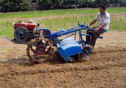Cum de a alege un tractor plimbare în spatele pentru grădină, ținând seama de caracteristicile tehnice și dotările