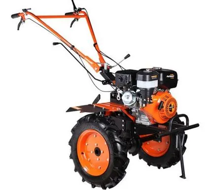 Cum de a alege un tractor plimbare în spatele pentru grădină, ținând seama de caracteristicile tehnice și dotările