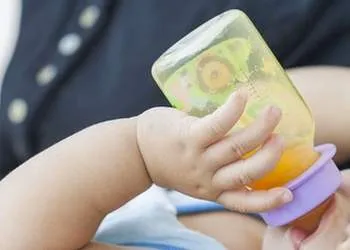 Cum de a introduce alimente solide pentru sugari suc, cu un început, atunci când se poate da un suc de morcovi și mere